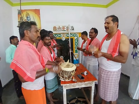 ತಾಲೂಕಿನ ಜಾಲಿಬೆಂಚಿ ಗ್ರಾಮಸ್ಥರು ಮಳೆಗಾಗಿ ಸಪ್ತ ಭಜನೆ ಆರಂಭಿಸಿರುವುದು.
