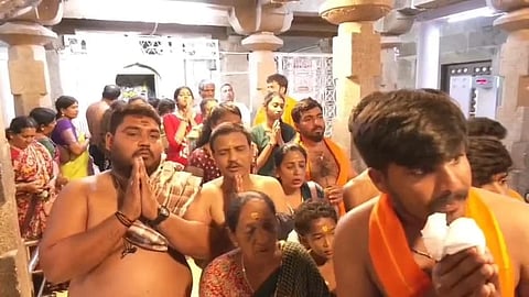 ಕೇತುಗ್ರಸ್ತ ಚಂದ್ರಗ್ರಹಣ ಹಿನ್ನಲೆ ಮಂಗಳವಾರ ಮಂತ್ರಾಲಯದ ಶ್ರೀ ಗುರುರಾಘವೇಂದ್ರ ಸ್ವಾಮಿ ಮಠದಲ್ಲಿ ಎಂದಿನಂತೆ ಭಕ್ತರು ರಾಯರ ವೃಂದಾವನ ದರ್ಶನ ಪಡೆದರು.