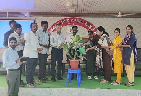 ರಾಯಚೂರಿನ ಜಿಲ್ಲಾ ಆರೋಗ್ಯ ಮತ್ತು ಕುಟುಂಬ ಕಲ್ಯಾಣ ಇಲಾಖೆಯ ಕೃಷ್ಣ ಸಭಾಂಗಣದಲ್ಲಿ ಮಂಗಳವಾರ ಜನ್ಮಜಾತ ಚಯಾಪಚಯ ನ್ಯೂನ್ಯತೆಗಳನ್ನು ಪತ್ತೆ ಹಚ್ಚುವ ವಿಧಾನಗಳ ಕುರಿತು ತರಬೇತಿ ಕಾರ್ಯಾಗಾರಕ್ಕೆ ಡಿಎಚ್‌ಓ ಡಾ.ಸುರೇಂದ್ರ ಬಾಬು ಚಾಲನೆ ನೀಡಿದರು. ಜಿಲ್ಲಾ ಆರ್‌ಸಿಎಚ್  ಅಧಿಕಾರಿ ಡಾ.ನಂದಿತಾ ಎಂ.ಎನ್., ಜಿಲ್ಲಾ ಕ್ಷಯರೋಗ ನಿರ್ಮೂಲನಾಧಿಕಾರಿ ಡಾ.ಮಹ್ಮದ್ ಶಾಕೀರ, ಯುಎನ್‌ಡಿಪಿ ರಾಕೇಶ್, ಸಿಪಿಓ ಬಸವರಾಜಪ್ಪಗೌಡ, ಎಂಎನ್‌ಡಿ ಜಿಲ್ಲಾ ವ್ಯವಸ್ಥಾಪಕ ಗುರುಗುಪ್ಪಾ  ಇದ್ದರು.
