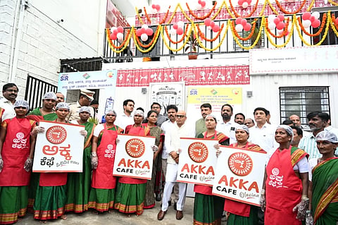 ರಾಯಚೂರಿನ ಜಿಲ್ಲಾ ಪಂಚಾಯತ ಆವರಣದಲ್ಲಿ ಅನುಷ್ಠಾನಗೊಂಡಿರುವ ಸ್ವಸಹಾಯ ಗುಂಪಿನ ಮಹಿಳೆಯರ ಅಕ್ಕ ಕೆಫೆಯನ್ನು ಶುಕ್ರವಾರ ಜಿಲ್ಲಾ ಉಸ್ತುವಾರಿ ಸಚಿವ ಡಾ.ಶರಣಪ್ರಕಾಶ ಪಾಟೀಲ್ ಉದ್ಘಾಟಿಸಿದರು. ಸಂಸದ ಜಿ.ಕುಮಾರ್ ನಾಯಕ್, ಶಾಸಕರಾದ ಬಸನಗೌಡ ದದ್ದಲ್, ಎಂಎಲ್ಸಿ ಎ.ವಸಂತಕುಮಾರ, ಡಿಸಿ ಪೂವಿತಾ ಎಸ್, ಜಿಪಂ ಸಿಇಓ ಈಶ್ವರ ಕುಮಾರ ಕಾಂದೊ , ಮಹಾನಗರ ಪಾಲಿಕೆ ಆಯುಕ್ತ ಜುಬಿನ್ ಮಹೋಪಾತ್ರ , ಅರುಣಾಂಗ್ಶು ಗಿರಿ, ಜಿ.ಪಂ.ಉಪಕಾರ್ಯದರ್ಶಿ ಹಾಲಸಿದ್ದಪ್ಪ ಪೂಜೇರಿ, ಯೋಜನಾ ನಿರ್ದೇಶಕ ಶರಣಬಸವರಾಜ ಇದ್ದರು.