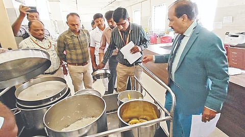 ಚಾಮರಾಜನಗರದ ಸಿಮ್ಸ್ ಆಸ್ಪತ್ರೆಯಲ್ಲಿ ರೋಗಿಗಳಿಗೆ ನೀಡಲಾಗುವ ಆಹಾರವನ್ನು ರಾಜ್ಯ ಆಹಾರ ಆಯೋಗದ ಅಧ್ಯಕ್ಷ ಡಾ.ಎಚ್.ಕೃಷ್ಣ ಪರಿಶೀಲಿಸಿದರು. ಡಾ.ಮಾರುತಿ ಹಾಗೂ ಇತರರು ಹಾಜರಿದ್ದರು. 