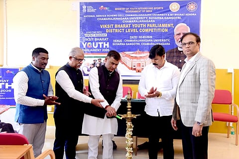 ಚಾಮರಾಜನಗರದ ವಿಶ್ವವಿದ್ಯಾಲಯದ ಆವರಣದಲ್ಲಿ ಆಯೋಜಿಸಿದ್ದ ಕಾರ್ಯಕ್ರಮವನ್ನು ಪ್ರೊ.ಎಂ.ಆರ್.ಗಂಗಾಧರ್ ಉದ್ಘಾಟಿಸಿದರು. ಎಸ್.ಬಿ.ಎಂ.ಪ್ರಸನ್ನ, ಪ್ರೊ. ಕೆ.ಎಂ. ಮಹದೇವನ್, ಡಾ.ಆರ್.ಮಹೇಶ್ ಇದ್ದರು. 