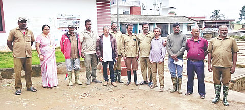 ಸುಂಟಿಕೊಪ್ಪ ಗ್ರಾಮ ಪಂಚಾಯಿತಿ ಮುಂಭಾಗದಲ್ಲಿ ವಿವಿಧ ಪಂಚಾಯಿತಿ ನೌಕರರ ಸಾಂಕೇತಿಕ ಪ್ರತಿಭಟನೆ.