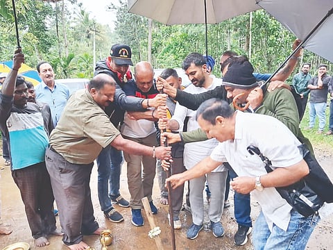 ಕೆದಕಲ್ ಗ್ರಾಮ ಪಂಚಾಯಿತಿ ವ್ಯಾಪ್ತಿಯ ಹೊರೂರು ಭೂತನಕಾಡು ರಸ್ತೆ ಅಭಿವೃದ್ಧಿಗೆ ಶಾಸಕ ಡಾ.ಮಂತರ್ ಗೌಡ ಭೂಮಿಪೂಜೆ ನೆರವೇರಿಸಿದರು. ವಿ.ಪಿ.ಶಶಿಧರ್, ಬಾಲಕೃಷ್ಣ ರೈ, ಸಂಜು ಪೊನ್ನಪ್ಪ, ದೇವಿಪ್ರಸಾದ್ ಕಾಯರ್ಮಾರ್, ವೆಂಕಪ್ಪ ಶಿವು, ಸೋಮಣ್ಣ, ಸಂತೋಷ ಪೂವಯ್ಯ, ಕೊರವಂಡ ನರೇನ್ ಇತರರು ಇದ್ದರು.