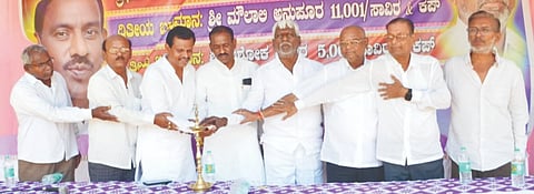 ಯಾದಗಿರಿಯಲ್ಲಿ ಭಾನುವಾರ ಆಯೋಜಿಸಿದ್ದ ಸಾಫ್ಟ್​ ಬಾಲ್​ ಕ್ರಿಕೆಟ್​ ಟೂರ್ನಮೆಂಟ್​ಗೆ ಮೌಲಾಲಿ ಅನಪುರ ಚಾಲನೆ ನೀಡಿದರು. ಹಣುಮೇಗೌಡ  ಬೀರನಕಲ್​,ಅಶೋಕ ವಾಟಕರ, ಇಮಾಮ್​.ಜಿ, ನರೇಂದ್ರ ಗಾಂಧಿ, ಅನೀಲ ಗಾಂಧಿ, ಕಾಂತಪ್ಪ ಬಾಗ್ಲಿ ಇತರರಿದ್ದರು