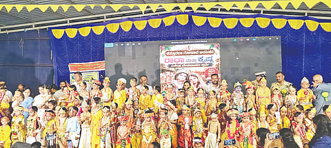 ಅರಸೀಕೆರೆ ಗ್ರಾಮಾಂತರ ತಾಲೂಕಿನ ಕಸ್ತೂರಿಬಾ ಗೋಶಾಲೆಯ ಆವರಣದಲ್ಲಿ ಆಯೋಜಿಸಿದ್ದ ಶ್ರೀ ಕೃಷ್ಣ ಜನ್ಮಾಷ್ಟಮಿ ಕಾರ್ಯಕ್ರಮದಲ್ಲಿ ಅನಂತ್ ಕುಮಾರ್ ಮಾತನಾಡಿದರು. ಗಂಗಾಧರ್, ಬಸವರಾಜ್, ಶಿವಕುಮಾರ್, ಪ್ರಮೋದ್, ಮುರಳಿಧರ್, ಜಯರಾಮ್, ಪಂಕಜ್ ಪಟೇಲ್ ಇತರರಿದ್ದರು.