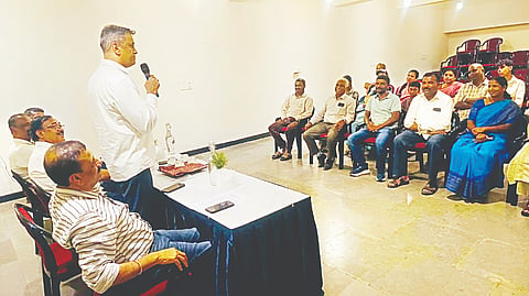ವಿರಾಜಪೇಟೆ ಶಾಸಕ ಅಜ್ಜಿಕುಟ್ಟಿರ ಎಸ್.ಪೊನ್ನಣ್ಣ ಅಧ್ಯಕ್ಷತೆಯಲ್ಲಿ ಗ್ಯಾರಂಟಿ ಯೋಜನೆಗಳ ಪ್ರಗತಿ ಪರಿಶೀಲನೆ ಸಭೆ ನಡೆಯಿತು. ತಿತೀರ ಧರ್ಮಜ ಉತ್ತಪ್ಪ, ಅರುಣ್ ಮಾಚಯ್ಯ, ಜಾನ್ಸನ್, ಮಾದೇವ್, ಹರೀಶ್, ಮಧುಸೂದನ್, ಎಂ.ವೈ.ಆಲಿ, ಗಣೇಶ್, ಕಾವೇರಮ್ಮ, ಮಹೇಶ್, ಬಶೀರ್, ಇಂದಿರಾ, ನಿಸಿತ್ ಇತರರು ಇದ್ದರು.