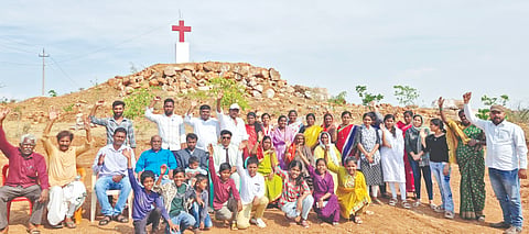 ಕಕ್ಕೇರಾ ಪಟ್ಟಣದ ಶಾಂತಪುರ ಸಮೀಪದ ಕಲ್ವಾರಿ ಶಿಲುಬೆ ನವನಗರ ಬಂಡೋಳ್ಳಿಯಲ್ಲಿ ಗುಡ್​ ಪ್ರೆಡೇ ಆಚರಿಸಲಾಯಿತು. ಸಭಾಪಾಲಕ ಭಾಸ್ಕರ್​ ಪಾಸ್ಟರ್​, ರವಿಕುಮಾರ, ಡಾ.ಸುಜ್ಞಾನ, ರತ್ನರಾಜ ಶಾಲಿಮನಿ, ಫಿಲಿಫ್​ ದೊಡ್ಮನಿ ಇತರರಿದ್ದರು.