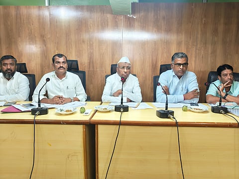 ಅಫಜಲಪುರ ತಾಪಂ ಸಭಾಂಗಣದಲ್ಲಿ ಶಾಸಕ ಎಂ.ವೈ.ಪಾಟೀಲ್​ ಅಧ್ಯತೆಯಲ್ಲಿ ಟಾಸ್ಕ್​ ಫೋರ್ಸ್​ ಸಮಿತಿ ಸಭೆ ನಡೆಯಿತು. ತಹಸೀಲ್ದಾರ್​ ಸಂಜೀವಕುಮಾರ ದಾಸರ, ತಾಪಂ ಇಒ ಶಂಕರ ರಾಠೋಡ್​ ಇತರರಿದ್ದರು.
