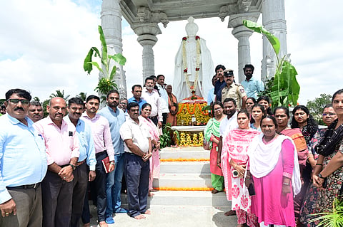 ಕೃಷ್ಣರಾಜಸಾಗರ ಅಣೆಕಟ್ಟೆಯ ಮುಂಭಾಗದಲ್ಲಿ ಕಾವೇರಿ ನೀರಾವರಿ ನಿಗಮದಿಂದ ನಾಲ್ವಡಿ ಕೃಷ್ಣರಾಜ ಒಡೆಯರ್ ಜಯಂತಿ ಆಚರಿಸಲಾಯಿತು. ಶಾಸಕ ರಮೇಶ ಬಂಡಿಸಿದ್ದೇಗೌಡ, ವೆಂಕಟರಮಣಪ್ಪ, ತಹಸೀಲ್ದಾರ್ ಚೇತನಾ ಯಾದವ್, ಚಂದ್ರು, ಫಾರುಕ್ ಅಭು, ಲೋಹಿತ್ ಇತರರಿದ್ದರು.