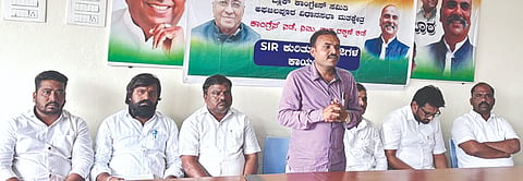 ಅಫಜಲಪುರದಲ್ಲಿ ಹಮ್ಮಿಕೊಂಡಿದ್ದ ಎಸ್​ಐಆರ್​ ಜನಜಾಗೃತಿ ಸಭೆಯಲ್ಲಿ ಗ್ಯಾರಂಟಿ ಅನುಷ್ಠಾನ ಸಮಿತಿ ತಾಲೂಕು ಅಧ್ಯ ಪ್ರಕಾಶ ಜಮಾದಾರ ಮಾತನಾಡಿದರು. ಪಪ್ಪುಪಟೇಲ್​, ಅಂಬರೀಶ ಬುರಲಿ, ಮಂಜುನಾಥ ಅಂಜುಟಗಿ, ಸಿದ್ಧಾರ್ಥ ಬಸರಿಗಿಡ, ಚಂದ್ರಶೇಖರ ಕರಜಗಿ, ರಮೇಶ ಪೂಜಾರಿ ಇತರರಿದ್ದರು.