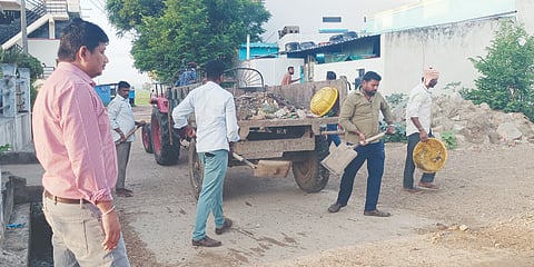 ಕಕ್ಕೇರಾ ಪುರಸಭೆ ಮುಖ್ಯಾಧಿಕಾರಿ ಮಾನಪ್ಪ ಗೋನಾಲ್ ಶುಕ್ರವಾರ ಬೆಳ್ಳಂ ಬೆಳಗ್ಗೆ ಪೌರಕಾರ್ಮಿಕರ ಸ್ವಚ್ಛತಾ ಕರ‍್ಯವನ್ನು ಪರಿಶೀಲಿಸಿದರು. ಮರೆಪ್ಪ ಹಸನಾಪುರ, ಕಾಸೀಮ್‌ಸಾಬ್ ನದಾಫ್ ಇತರರಿದ್ದರು.