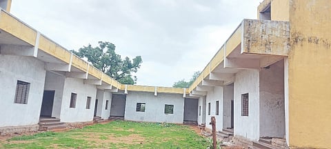 ಕೊಡೇಕಲ್‌ನ ಪ್ಯಾಟಿ ವಲಯದ ಬಸವೇಶ್ವರ ದೇವಸ್ಥಾನ ಆವರಣದಲ್ಲಿ ಅರ್ಧಕ್ಕೆ ನಿಂತಿರುವ ಯಾತ್ರಿ ನಿವಾಸ ಕಟ್ಟಡ.