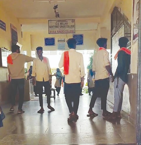 ಅಕ್ಕಿಆಲೂರಿನ ಸಿ.ಜಿ. ಬೆಲ್ಲದ ಸರ್ಕಾರಿ ಪ್ರಥಮ ದರ್ಜೆ ಕಾಲೇಜಿನಲ್ಲಿ ಹಿಜಾಬ್ ವಿರೋಧಿಸಿ ಕೇಸರಿ ಶಾಲು ಹಾಕಿಕೊಂಡು ಬಂದಿರುವ ವಿದ್ಯಾರ್ಥಿಗಳು.