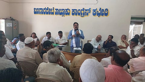 ಬಂಗಾರಪೇಟೆ ಕಾಂಗ್ರೆಸ್​ ಕಚೇರಿಯಲ್ಲಿ ಶಾಸಕ ಎಸ್​.ಎನ್​.ನಾರಾಯಣಸ್ವಾಮಿ ಮಾತನಾಡಿದರು. ಗ್ಯಾರಂಟಿ ಸಮಿತಿ ಅಧ್ಯಕ್ಷ ಪಾರ್ಥಸಾರಥಿ, ನಗರಾಭಿವೃದ್ಧಿ ಯೋಜನಾ ಪ್ರಾಧಿಕಾರ ಅಧ್ಯಕ್ಷ ಮುನಿರಾಜು, ಬ್ಲಾಕ್​ ಕಾಂಗ್ರೆಸ್​ ಅಧ್ಯಕ್ಷ ಶ್ರೀನಿವಾಸ್​, ಬೂದಿಕೋಟೆ ಬ್ಲಾಕ್​ ಕಾಂಗ್ರೆಸ್​ ಅಧ್ಯಕ್ಷ ನಾಗರಾಜ್​, ನಗರ ಬ್ಲಾಕ್​ ಅಧ್ಯಕ್ಷ ಚಂದು ಕುಮಾರ್​, ಪಿಎಲ್​ಡಿ ಬ್ಯಾಂಕ್​ ಅಧ್ಯಕ್ಷ ರಘುನಾಥ್​ ಇದ್ದರು.
