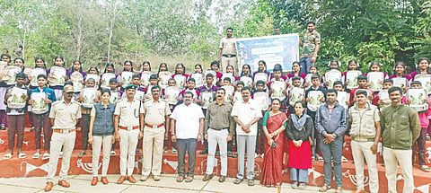 ಚನ್ನರಾಯಪಟ್ಟಣದ ಬೆಲಸಿಂದ ಶ್ರೀವನದಲ್ಲಿ ಅರಣ್ಯ ಇಲಾಖೆಯ ಚನ್ನರಾಯಪಟ್ಟಣ ಪ್ರಾದೇಶಿಕ ವಲಯದ ವತಿಯಿಂದ  ತಾಲೂಕಿನ ಬಾಗೂರು ಪ್ರೌಢಶಾಲಾ ಮಕ್ಕಳಿಗಾಗಿ ಏರ್ಪಡಿಸಿದ್ದ ಚಿಣ್ಣರ ವನದರ್ಶನ ಪ್ರವಾಸ ಕಾರ್ಯಕ್ರಮಕ್ಕೆ ಶಾಸಕ ಸಿ.ಎನ್.ಬಾಲಕೃಷ್ಣ ಚಾಲನೆ ನೀಡಿದರು. ಮಂಜುನಾಥ್, ಕಲಂದರ್, ಎನ್.ಶಂಕರ್, ಆರ್.ನಾಗರಾಜಯ್ಯ,  ಕೆ.ಆರ್.ಶಿವಕುಮಾರ್, ವಿಜಯ ದೇವೇಂದ್ರ ಇತರರು ಇದ್ದರು. 