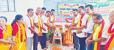 ಚನ್ನರಾಯಪಟ್ಟಣದಲ್ಲಿ ಕನ್ನಡ ಸಾಹಿತ್ಯ ಪರಿಷತ್ತು ತಾಲೂಕು ಘಟಕದಿಂದ ಆಯೋಜಿಸಿದ್ದ ರಾಜರ್ಷಿ ನಾಲ್ವಡಿ ಕೃಷ್ಣರಾಜ ಒಡೆಯರ 142ನೇ ಜಯಂತೋತ್ಸವದಲ್ಲಿ ಶಾಸಕ ಸಿ.ಎನ್. ಬಾಲಕೃಷ್ಣ ಪುಷ್ಪಾರ್ಚನೆ ಸಲ್ಲಿಸದರು. ಹಡೇನಹಳ್ಳಿ ಲೋಕೇಶ್, ಬಿ.ಆರ್.ರಮೇಶ್, ಮಂಜಪ್ಪ, ಮುಳ್ಳುಕೆರೆ ಪ್ರಕಾಶ್, ಜಬಿವುಲ್ಲಾ ಬೇಗ್, ದಿಂಡಗೂರು ಗೋವಿಂದರಾಜು, ಯಶೋದಾ ಜೈನ್, ಮಮತಾ ಇದ್ದರು.