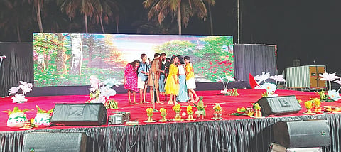 ಚನ್ನರಾಯಪಟ್ಟಣದ ಅಕ್ಷರ ಶಾಲೆಯಲ್ಲಿ ಆಯೋಜಿಸಿದ್ದ ಶ್ರೀಲಂಕಾದ ಫ್ಯೂಚರ್ ಲೀಡರ್ ಸಂಸ್ಥೆಯ ಸಹಯೋಗದೊಂದಿಗೆ ವಸುಧೈವ ಕುಟುಂಬಕಂ ಭಾರತ- ಶ್ರೀಲಂಕಾ ದೇಶಗಳ ವಿದ್ಯಾರ್ಥಿಗಳ ಸಾಂಸ್ಕೃತಿಕ ವಿನಿಮಯ ಕಾರ್ಯಕ್ರಮದಲ್ಲಿ ಶ್ರೀಲಂಕಾದ ಕಲಾತಂಡದಿಂದ ಸಾಂಸ್ಕೃತಿ ಕಾರ್ಯಕ್ರಮ ನಡೆಸಿಕೊಟ್ಟರು.