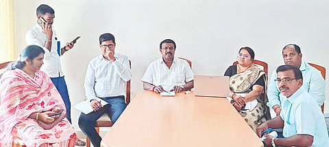 ಚನ್ನರಾಯಪಟ್ಟಣ ತಾಲೂಕು ರಾಗಿ ಕೇಂದ್ರಗಳ ಕುಂದು ಕೊರತೆ ಕುರಿತಂತೆ ಶಾಸಕ ಸಿ.ಎನ್.ಬಾಲಕೃಷ್ಣ ಅಧಿಕಾರಿಗಳೊಂದಿಗೆ ಸಭೆ ನಡೆಸಿದರು. ಪವನ್, ಅನುರಾಧಾ, ಹೇಮಂತ್ ಕುಮಾರ್, ಹೇಮಲತಾ, ಮಂಜುನಾಥ್, ಗೀತಾಮಣಿ ಇದ್ದರು.