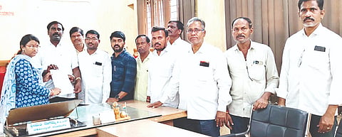 ದೇವದುರ್ಗದಲ್ಲಿ ತಹಸೀಲ್ದಾರ್ ನಾಗಮ್ಮ ಕಟ್ಟಿಮನಿಗೆ ಹಿಂದುಳಿದ ವರ್ಗಗಳ ಒಕ್ಕೂಟ ಮನವಿ ಸಲ್ಲಿಸಿತು. ಅಧ್ಯಕ್ಷ ಶರಣಗೌಡ ಸುಂಕೇಶ್ವರಹಾಳ, ಪ್ರಧಾನ ಕಾರ್ಯದರ್ಶಿ ನರಸಣ್ಣ ನಿಲವಂಜಿ, ರಂಗಪ್ಪ ಮಡಿವಾಳ, ಬಲಭೀಮ ಹೂಗಾರ ಇತರರಿದ್ದರು.