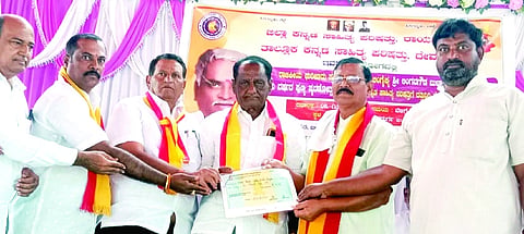 ದೇವದುರ್ಗ ತಾಲೂಕು ಕೊಪ್ಪರದಲ್ಲಿ ಏರ್ಪಡಿಸಿದ್ದ ಕನ್ನಡ ರಾಜ್ಯೋತ್ಸವ ಕಾರ್ಯಕ್ರಮದಲ್ಲಿ ಕಸಾಪ ಜಿಲ್ಲಾಧ್ಯಕ್ಷ ರಂಗಣ್ಣ ಪಾಟೀಲ್ ಅಳ್ಳುಂಡಿಗೆ 25 ಸಾವಿರ ರೂ. ಚೆಕ್ಕನ್ನು ಬುಳ್ಳ ಕುಟುಂಬದವರು ನೀಡಿದರು. ತಾಲೂಕು ಅಧ್ಯಕ್ಷ ಎಚ್.ಶಿವರಾಜ, ಪ್ರಮುಖರಾದ ಬಸವರಾಜ ಪಾಟೀಲ್ ಇಟಗಿ, ಎ.ಮಲ್ಲಿಕಾರ್ಜುನ್ ಪಾಟಿಲ್, ಮಲ್ಲಣ್ಣ ಸಾಹುಕಾರ್, ಮಹಾದೇವಪ್ಪ ಇದ್ದರು.