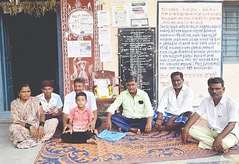ಜಾಲಹಳ್ಳಿ ಗ್ರಾಪಂ ಮುಂದೆ ಸೌಂಡ್ ಸಿಸ್ಟಮ್ ಮಾಲೀಕ ಚನ್ನಪ್ಪ ಕುಟುಂಬ ಸಮೇತ ಧರಣಿ ನಡೆಸಿದರು. 