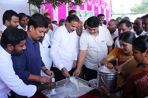 ಗೌರಿಬಿದನೂರು ತಾಲೂಕಿನ ಬಂದರಹಳ್ಳಿಯಲ್ಲಿನ ನೂತನ ಡೇರಿಯಲ್ಲಿ ಶಾಸಕ ಕೆ.ಎಚ್​. ಪುಟ್ಟಸ್ವಾಮಿ ಗೌಡ ಹಾಲಿನ ಗುಣಮಟ್ಟ ಪರಿಶೀಲಿಸಿದರು. ಕೋಚಿಮುಲ್​ ಮಾಜಿ ಅಧ್ಯಕ್ಷ ಜೆ.ಕಾಂತರಾಜು, ಮುಖಂಡರಾದ ಜಿ.ಬೊಮ್ಮಣ್ಣ, ವಿಜಯ್​, ಪ್ರಕಾಶ್​ ಇದ್ದರು.