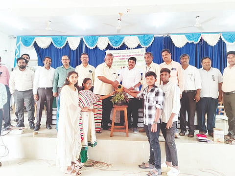 ಗುಬ್ಬಿ Introductory program ತಾಲೂಕು ಸರ್ಕಾರಿ ಪ್ರಥಮ ದರ್ಜೆ ಕಾಲೇಜಿನಲ್ಲಿ ಹಮ್ಮಿಕೊಂಡಿದ್ದ ಕಾರ್ಯಕ್ರಮದಲ್ಲಿ ಪ್ರಾಂಶುಪಾಲ ಡಾ. ಒ.ನಾಗರಾಜು ಮಾತನಾಡಿದರು. ಪ್ರಭು ಡಾ.ಕೆ.ಸಿ.ಮುದ್ದಗಂಗಯ್ಯ, ಡಾ.ತಿಮ್ಮನಾಯಕ್​, ಡಾ.ತಿಮ್ಮೇಗೌಡ, ಡಾ.ಚಂದ್ರಶೇಖರಯ್ಯ, ಶಿವಪ್ಪ, ಮಧು ಇದ್ದರು. 