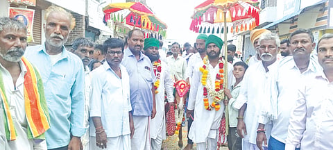 ಉತ್ತಮ ಮಳೆಯಾಗಲಿ ಎಂದು ಪ್ರಾರ್ಥಿಸಿ ಗೋಗಿ ಗ್ರಾಮಸ್ಥರು ಚಂದಾಹುಸೇನಿ ದರ್ಗಾ ದೇವಸ್ಥಾನಕ್ಕೆ ಕುದುರೆ ಬಿಡುವ ಮೂಲಕ ವಿಶೇಷ ಪೂಜೆ ಸಲ್ಲಿಸಿದರು. ನಾಗಯ್ಯಸ್ವಾಮಿ ಗಣಚಾರಿ, ಶಂಕ್ರಯ್ಯಸ್ವಾಮಿ ಕೋರಿಮಠ, ಮಹ್ಮದ್ ಮುಸ್ತ-Á, ಮಹಮ್ಮದ್ ಭೈರಿ, ಈರಣ್ಣ ಬz್ದೆಳ್ಳಿ, ಭೀಮರಾಯ ಚೂರಿ, ಧರ್ಮಣ್ಣ ಚೂರಿ, ಶಫೀ ಸಿಲೇದಾರ್, ದೇವು ಚೂರಿ, ಚಾಂದಪಾಶಾ, ಶಿವಪ್ಪ ಮ¯್ಲÁಡ, ಶಿವಪ್ಪ ನಾಯ್ಕೋಡಿ ಇತರರಿದ್ದರು.