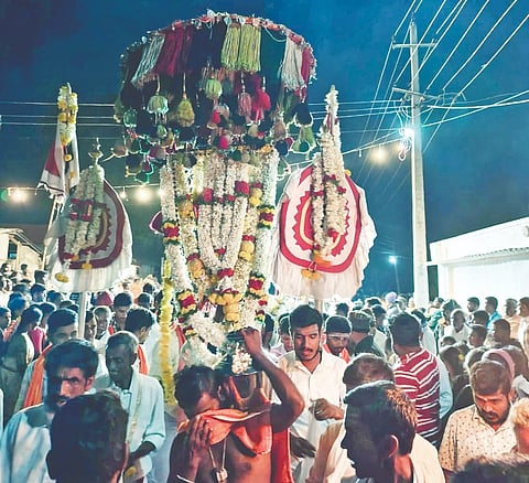 ಅಲಗುಮೂಲೆ ಗ್ರಾಮದಲ್ಲಿ ಕೆಂಡಗಣ್ಣಸ್ವಾಮಿ ಪಲ್ಲಕ್ಕಿ ಉತ್ಸವವು ವಿಜೃಂಭಣೆಯಿಂದ ಜರುಗಿತು. 