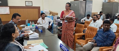  ಹನೂರು ತಾಲೂಕು ಪಂಚಾಯಿತಿಯಲ್ಲಿ ಆಯೋಜಿಸಿದ್ಧ ಸಾಮಾನ್ಯ ಸಭೆಯಲ್ಲಿ ಆಡಳಿತಾಧಿಕಾರಿ ಶ್ರುತಿ ಅಧಿಕಾರಿಗಳಿಂದ ಮಾಹಿತಿ ಪಡೆದರು. ಉಮೇಶ್, ಪ್ರತಿಭಾ, ಕುಮಾರ್, ರಮೇಶ್ ಇತರರಿದ್ದರು. 