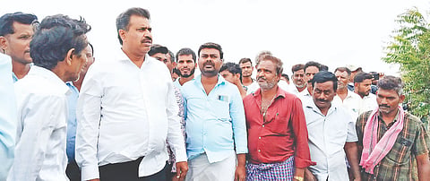 ಅಲಗಾಪುರ ಗ್ರಾಮದ ಕೆರೆಗೆ ಶಾಸಕ ಎಂ.ಆರ್.ಮಂಜುನಾಥ್ ಭೇಟಿ ನೀಡಿ ಪರಿಶೀಲಿಸಿದರು. ಉದ್ದನೂರು ಪ್ರಸಾದ್, ಶಾಗ್ಯ ರವಿ, ನಾಗೇಂದ್ರಬಾಬು, ಮಹದೇವಪ್ಪ ಇತರರಿದ್ದರು. 