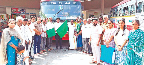 ಹನೂರಿನಿಂದ ಚಿಕ್ಕಲ್ಲೂರು ಜಾತ್ರೆಗೆ ಸಂಚರಿಸುವ ವಿಶೇಷ ಬಸ್ ಸೇವೆಗೆ ಗ್ಯಾರಂಟಿ ಯೋಜನೆಗಳ ಅನುಷ್ಠಾನ ಸಮಿತಿ ತಾಲೂಕು ಅಧ್ಯಕ್ಷ ರಾಚಯ್ಯ ಚಾಲನೆ ನೀಡಿದರು. ಉದ್ದನೂರು ಸಿದ್ದರಾಜು, ಸಿದ್ದಪ್ಪಾಜಿ, ಮುಷೀರ್ ಆಹಮದ್, ಮಹದೇವಮ್ಮ ಇತರರು ಇದ್ದರು. 