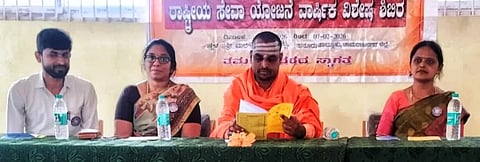 ಮಲೆಮಹದೇಶ್ವರ ಬೆಟ್ಟದಲ್ಲಿ ಕೊಳ್ಳೇಗಾಲ ವಾಸವಿ ಪ್ರಥಮ ದರ್ಜೆ ಕಾಲೇಜು ವತಿಯಿಂದ ಆಯೋಜಿಸಿದ್ದ ಎನ್‌ಎಸ್‌ಎಸ್ ಶಿಬಿರದಲ್ಲಿ ಡಾ.ಶ್ರೀ ಶಾಂತಮಲ್ಲಿಕಾರ್ಜುನ ಸ್ವಾಮೀಜಿ ಮಾತನಾಡಿದರು. ಅನಿತಾ ಗಿರೀಶ್, ಸಪ್ನಾ ಶೇಖರ್, ರವಿಕುಮಾರ್ ಇದ್ದರು.