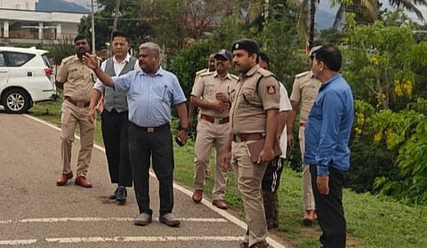 ಹನೂರು ತಾಲೂಕಿನ ಒಡೆಯರಪಾಳ್ಯ ಟಿಬೆಟಿಯನ್ ಕ್ಯಾಂಪ್‌ಗೆ ಬಿಆರ್‌ಟಿ ಹುಲಿ ಯೋಜನೆಯ ನಿದೇರ್ಶಕ ಶ್ರೀಪತಿ ಗುರುವಾರ ಭೇಟಿ ನೀಡಿ ಪರಿಶೀಲಿಸಿದರು. ಪ್ರಮೋದ್, ತ್ರುಪ್ತೇನ್ ಇತರರಿದ್ದರು. 