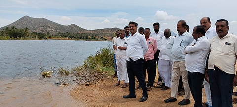 ರಾಮನಗುಡ್ಡೆ ದೊಡ್ಡಕೆರೆಗೆ ಶಾಸಕ ಎಂ.ಆರ್.ಮಂಜುನಾಥ್ ಭೇಟಿ ನೀಡಿ ಪರಿಶೀಲಸಿದರು. ಮಂಜೇಶ್, ರಾಜಣ್ಣ, ವೆಂಕಟೇಶ್ ಇತರರಿದ್ದರು.