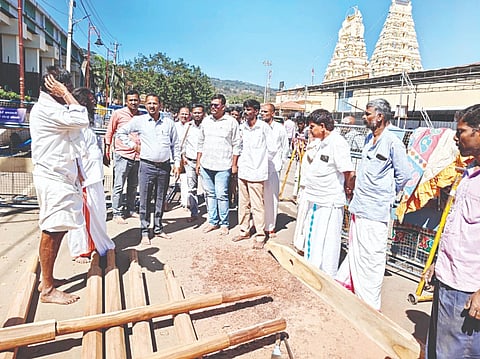 ಮಲೆಮಹದೇಶ್ವರ ಬೆಟ್ಟದಲ್ಲಿ ಮಹಾ ಶಿವರಾತ್ರಿ ಜಾತ್ರೆ ಹಿನ್ನೆಲೆಯಲ್ಲಿ ಕೈಗೊಂಡಿರುವ ಸಿದ್ಧತೆಗಳನ್ನು ಪ್ರಾಧಿಕಾರದ ಕಾರ್ಯದರ್ಶಿ ಎ.ಈ.ರಘು ಪರಿಶೀಲಿಸಿದರು. ಚಂದ್ರಶೇಖರ್, ಸೆಲ್ವ ಗಣಪತಿ ಇದ್ದರು.