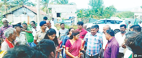 ಹನೂರು ತಾಲೂಕಿನ ನಾಗಣ್ಣನಗರಕ್ಕೆ ಜಿಲ್ಲಾಧಿಕಾರಿ ಶ್ರೀರೂಪಾ, ಜಿಪಂ ಸಿಇಒ ಮೋನಾ ರೋತ್ ಭೇಟಿ ನೀಡಿ ಜನರಿಂದ ಸಮಸ್ಯೆ ಆಲಿಸಿದರು. ಚೈತ್ರಾ, ಉಮೇಶ್ ಇತರರಿದ್ದರು. 