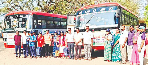 ಹನೂರು ಶೈಕ್ಷಣಿಕ ವಲಯದ ವಿದ್ಯಾರ್ಥಿಗಳು ಬುಧವಾರ ಚಿಣ್ಣರ ಕರ್ನಾಟಕ ದರ್ಶನ ಪ್ರವಾಸಕ್ಕೆ ತೆರಳಿದರು. ವೆಂಕಟೇಶ್, ಗುರುಸ್ವಾಮಿ, ಶಿವಮಲ್ಲು, ಮಹೇಶ್ ಇತರರಿದ್ದರು. 