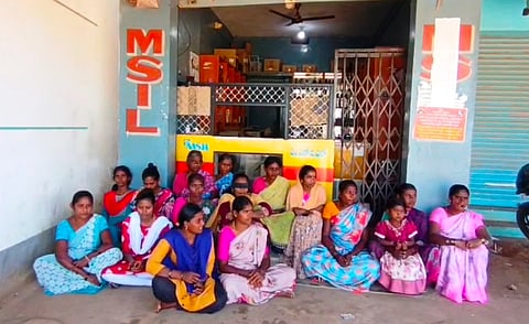 ಮಾರ್ಟಳ್ಳಿಯಲ್ಲಿ ಮದ್ಯದ ಅಂಗಡಿಗಳನ್ನು ಸ್ಥಳಾಂತರಿಸುವಂತೆ ಒತ್ತಾಯಿಸಿ ಮಹಿಳೆಯರು ಬಾರ್ ಮುಂಭಾಗ ಪ್ರತಿಭಟನೆ ನಡೆಸಿದರು.