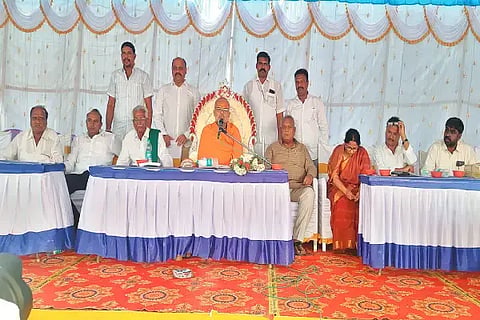 ಎಮ್ಮೆಹಟ್ಟಿಯಲ್ಲಿ ಆಯೋಜಿಸಿದ್ದ ಉಜ್ಜಯಿನಿ ಶ್ರೀ ಮರುಳಸಿದ್ದೇಶ್ವರ ದೇವಸ್ಥಾನ ಗೃಹ ಪ್ರವೇಶದ ಧರ್ಮಸಭೆಯಲ್ಲಿ ಮರಾಠ ಜಗದ್ಗುರು ಶ್ರೀ ಮಂಜುನಾಥ ಭಾರತೀ ಸ್ವಾಮೀಜಿ ಆಶೀರ್ವಚನ ನೀಡಿದರು. ಶಾರದಾ ಪೂರ‌್ಯಾನಾಯ್ಕಾ, ಮರಿಯೋಜಿ ರಾವ್, ಸಚಿನ್ ಸಿಂಧ್ಯಾ ಇತರರಿದ್ದರು.