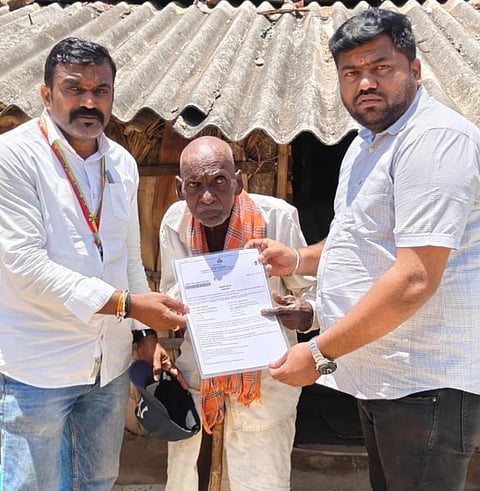 ವಡ್ಡರಹಟ್ಟಿಯ ಹನುಮಂತಪ್ಪಗೆ ರಾಜಸ್ವ ನಿರೀಕ ರಾಜು ವೃದ್ಧಾಪ್ಯ ವೇತನದ ಆದೇಶ ಪತ್ರ ವಿತರಿಸಿದರು.