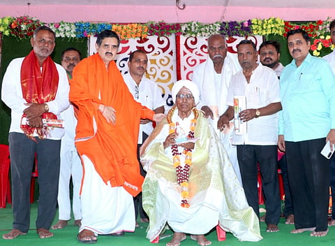 ರಾಜ್ಯ ಸರ್ಕಾರದಿಂದ ರಾಷ್ಟ್ರೀಯ ಬಸವ ಪುರಸ್ಕಾರ ಪಡೆದ ಶ್ರೀ ಡಾ.ಸಿದ್ದರಾಮ ಬೆಲ್ದಾಳ ಶರಣರನ್ನು ಬಸವಕಲ್ಯಾಣ ತಾಲೂಕಿನ ಹಾರಕೂಡ ಮಠದಲ್ಲಿ ಪೀಠಾಧಿಪತಿ ಶ್ರೀ ಡಾ.ಚನ್ನವಿರ ಶಿವಾಚಾರ್ಯರು ಸೋಮವಾರ ಸತ್ಕರಿಸಿ ಗೌರವಿಸಿದ್ದರು. ಮಲ್ಲಿನಾಥ ಹಿರೇಮಠ, ಸಂಗಣ್ಣ ಪಾಟೀಲ್​, ರಾಜಶೇಖರ ಹೊಗತಾಪುರೆ, ವಿಜಯಕುಮಾರ ಸಂಗೋಳಗೆ ಇತರರಿದ್ದರು