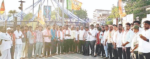 ಕಂಪ್ಲಿಯಲ್ಲಿ ಬಿಜೆಪಿ ಕಾರ್ಯಕರ್ತರು ವಿಜಯೋತ್ಸವ ಆಚರಿಸಿದರು. 