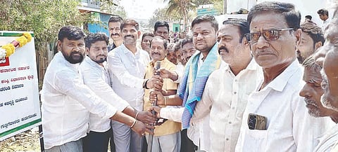 ಮೆಟ್ರಿ ಗ್ರಾಮದಲ್ಲಿ ಸಿಸಿ ರಸ್ತೆ, ಚರಂಡಿ ನಿರ್ಮಾಣಕ್ಕೆ ಶಾಸಕ ಜೆ.ಎನ್.ಗಣೇಶ್ ಭೂಮಿ ಪೂಜೆ ನೆರವೇರಿಸಿದರು. 