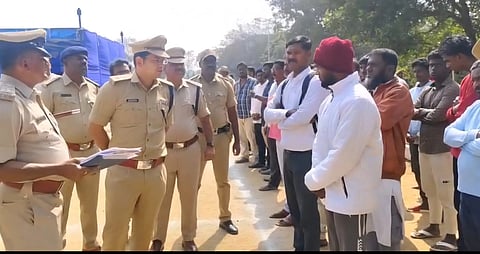 ಚಿತ್ರ ೦೪ ಕೆ.ಎಲ್.ಆರ್. ೦೫ : ರೌಡಿ ಪೇರೆಡ್‌ನಲ್ಲಿ ಅಸಾಮಿಗಳಿಗೆ ಎಸ್ಪಿ ಶಿವಾಂಶು ರಜಪೂತ್ ಅವರು ತರಾಟೆಗೆ ತೆಗೆದುಕೊಂಡರು. ಡಿ.ವೈ.ಎಸ್.ಪಿವಿ.ಲಕ್ಷ್ಮಯ್ಯ ಇತರರು ಇದ್ದರು.