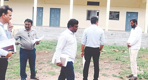 ಮಲಾಪುರ ಬಾಲಕರ ಸರ್ಕಾರಿ ಪದವಿಪೂರ್ವ ಕಾಲೇಜಿನಲ್ಲಿ ಕೊಠಡಿ ನಿರ್ಮಾಣ ಕಾಮಗಾರಿಯನ್ನು ಜಿಪಂ ಸಿಇಒ ರಾಹುಲ್​ ಸಂಕನೂರ ಪರಿಶೀಲಿಸಿದರು. ರಮೇಶ ಪಾಟೀಲ್​, ವಿಕಾಶ, ಜಗನ್ನಾಥ ರೆಡ್ಡಿ ಇತರರಿದ್ದರು.