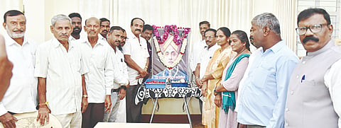 ಕೆ.ಆರ್.ನಗರದ ಪಟ್ಟಣದ ತಾಲೂಕು ಆಡಳಿತ ಸೌಧದಲ್ಲಿ ಆಯೋಜಿಸಿದ್ದ  ರಾಜರ್ಷಿ ನಾಲ್ವಡಿ ಕೃಷ್ಣರಾಜ ಒಡೆಯರ ಜನ್ಮ ಜಯಂತಿಯಂದು ಅವರ ಭಾವಚಿತ್ರಕ್ಕೆ ಗಣ್ಯರು ಪುಷ್ಪಾರ್ಚನೆ ಮಾಡಿದರು.  ತಹಸೀಲ್ದಾರ್ ರುಖಿಯ ಬೇಗಂ, ಕಸಾಪ ತಾಲೂಕು ಅಧ್ಯಕ್ಷ ಡಿಂಡಿಂಮ ಶಂಶಂಕರ್, ನಗರಾಧ್ಯಕ್ಷ ಮೋಹನ್, ಸಾಹಿತಿ ಪ್ರಭಾಕರ ಹೆಗ್ಗಂದೂರು, ಕೃಷ್ಣ, ದೀವಾಕರ್ ಇತರರು ಇದ್ದರು.