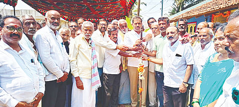 ಕೆ.ಆರ್.ನಗರ ತಾಲೂಕಿನ ಮಂಚನಹಳ್ಳಿ ಗ್ರಾಮದಲ್ಲಿ ರಸ್ತೆಗಳ ಕಾಂಕ್ರೀಟಿಕರಣ ಮತ್ತು ಬಾಕ್ಸ್ ಚರಂಡಿ ನಿರ್ಮಾಣ ಕಾಮಗಾರಿಗೆ ಶಾಸಕ ಡಿ.ರವಿಶಂಕರ್ ಭೂಮಿಪೂಜೆ ನೆರವೇರಿಸಿದರು. ಚೀರ‌್ನಹಳ್ಳಿ ಶಿವಣ್ಣ, ಎಂ.ಎಸ್.ಅನಂತು, ಎಚ್.ಪಿ.ಪ್ರಶಾಂತ್, ಮಂಚನಹಳ್ಳಿರಘು, ಹರಿರಾಜು, ಮಂಚನಹಳ್ಳಿಧನು ಇನ್ನಿತರರು ಹಾಜರಿದ್ದರು.