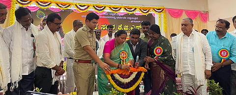 ಕೆಜಿಎ್​ನ ರೆಡ್ಡಿ ಕಲ್ಯಾಣ ಮಂಟಪದಲ್ಲಿ ಹಮ್ಮಿಕೊಂಡಿದ್ದ ಶ್ರೀ ಕೃಷ್ಣ ಜಯಂತಿಯನ್ನು ಶಾಸಕಿ ರೂಪಕಲಾ ಉದ್ಘಾಟಿಸಿದರು. ಎಸ್​ಪಿ ಶಿವಾಂಶು ರಜಪೂತ್​, ಯಾದವ ಸಮುದಾಯದ ತಾಲೂಕು ಅಧ್ಯಕ್ಷ ಉಮೇಶ್​, ಪೌರಾಯುಕ್ತ ಶ್ರೀಧರ್​, ನಗರಾಭಿವೃದ್ಧಿ ಪ್ರಾಧಿಕಾರ ಅಧ್ಯಕ್ಷ ಶ್ರೀನಿವಾಸನ್​, ಗ್ಯಾರಂಟಿ ಸಮಿತಿ ಅಧ್ಯಕ್ಷ ರಾಧಾ ಕೃಷ್ಣರೆಡ್ಡಿ, ಯಾದವ ಸಮುದಾಯದ ಜಿಲ್ಲಾ ಉಪಾಧ್ಯಕ್ಷೆ ರಾಧಮ್ಮ, ಮುಖಂಡ ಡಾ.ಹರೀಶ್​, ನಿವೃತ್ತ ಶಿಕ್ಷಕ ಗೋವಿಂದರಾಜು, ಜಿಪಂ ಮಾಜಿ ಸದಸ್ಯ ಅ.ಮು.ಲಕ್ಷಿ$್ಮನಾರಾಯಣ್​, ವಕೀಲ ಗುರಸಾಲ ಶ್ರೀನಿವಾಸ್​ ಇದ್ದರು.